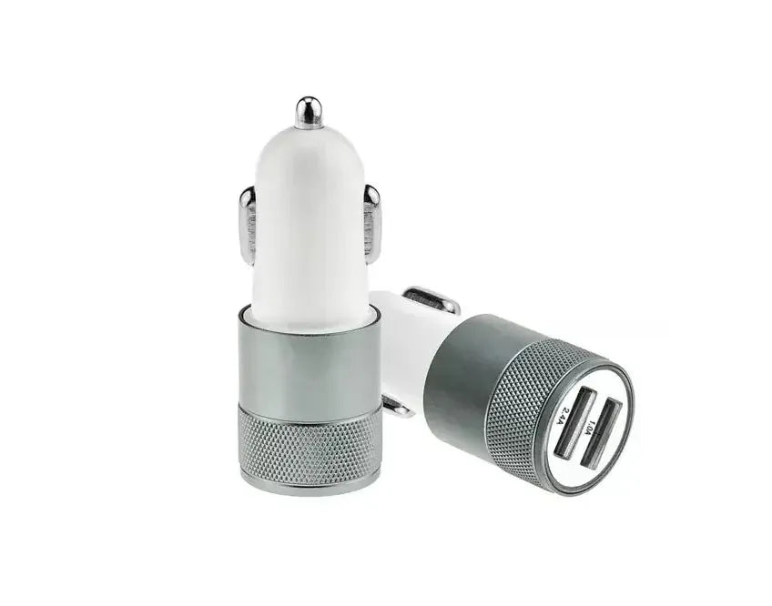 Două încărcătoare auto RevAuto 2A cu 2 porturi USB sunt prezentate, unul vertical și unul orizontal, compatibil universal pentru diverse dispozitive, pe un fundal alb simplu. RevAuto - Pasiunea ta este responsabilitatea noastra!.