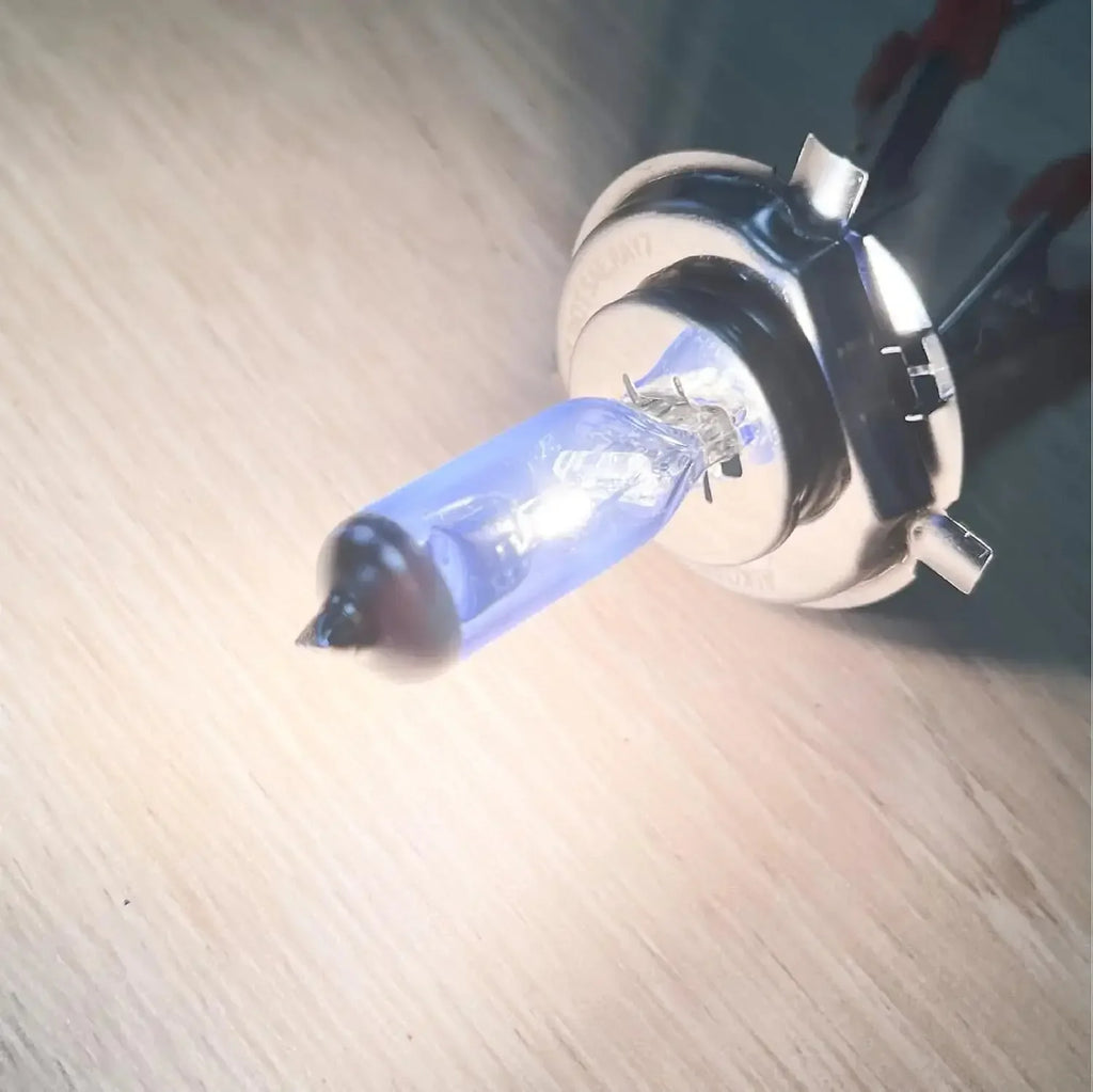 Bec halogen H4 12V Super White aprins, oferă lumină albă intensă pentru iluminare auto performantă