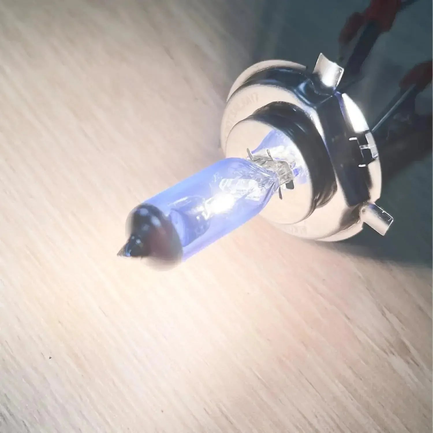 Bec halogen H4 12V Super White aprins, oferă lumină albă intensă pentru iluminare auto performantă