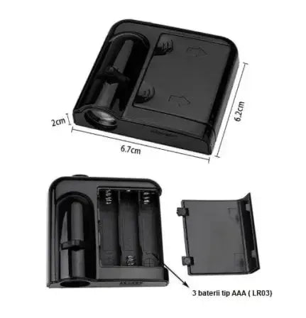 Lampa portieră RevAuto cu logo-ul Ford are o carcasă compactă neagră pentru baterii (6,7 x 6,2 x 2 cm), cu capac ușor de deschis și sloturi pentru trei baterii AAA — perfectă pentru proiectoare portieră LED și instalare simplă.