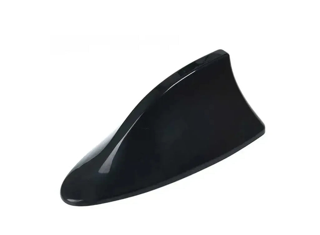 Antena auto rechin RevAuto - Pasiunea ta este responsabilitatea noastra! este prezentată pe fundal alb, compatibilă universal cu majoritatea modelelor de mașini.