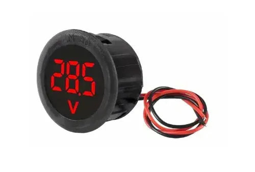Voltmetru digital rotund de panou RevAuto, afișaj LED roșu, indică 28.5 V și are două fire (roșu/negru) pentru monitorizare tensiune baterie. Pasiunea ta este responsabilitatea noastra!.